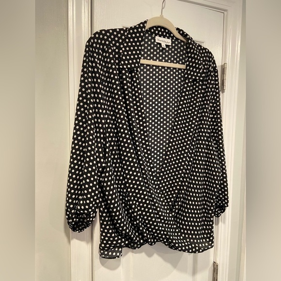 NWOT NorthStyle Size 2X Black Cream Polka Dot 3/4 Sleeve Flowy Wrap Front Blouse - Picture 6 of 10